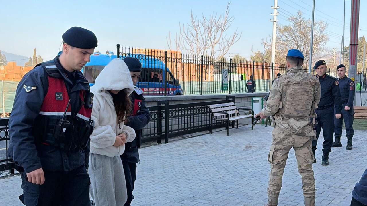 Babaannesi ve Dedesinin Altınları Çaldıktan Sonra Yaşlı Çifti Yaktığı İddia edilen Torun ve Eşi Adliyede 4